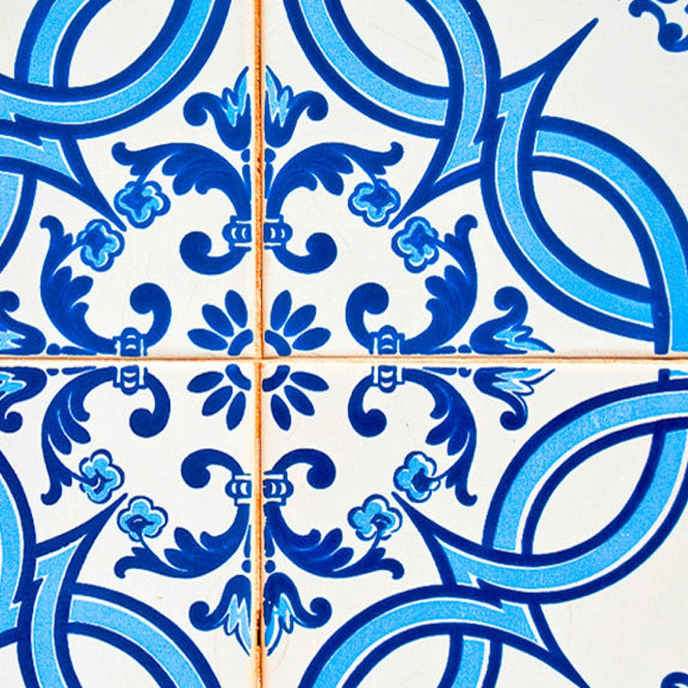 LuxxHomes  4" X 4" Blue and White Medi Peel And Stick Tiles